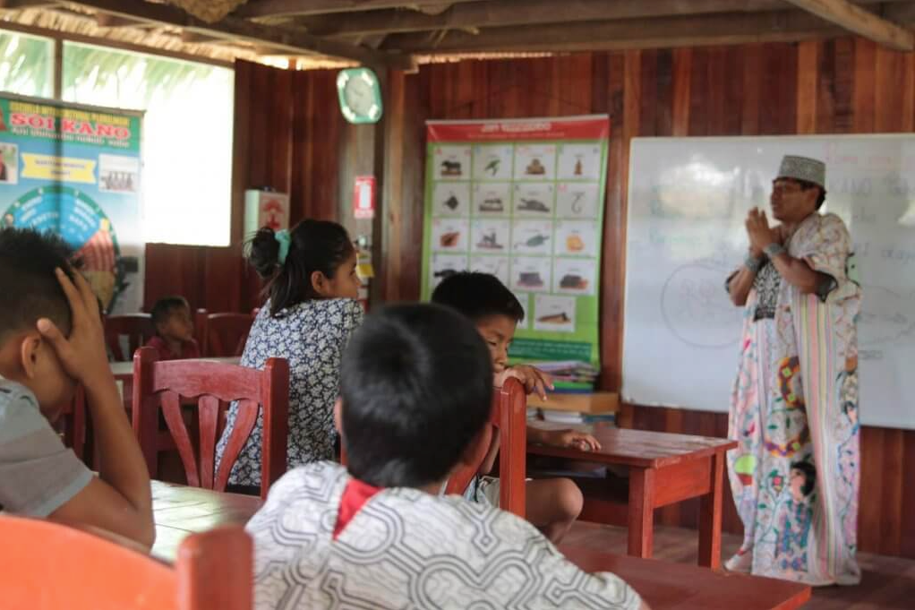 A Shipibo language lesson in the community classroom