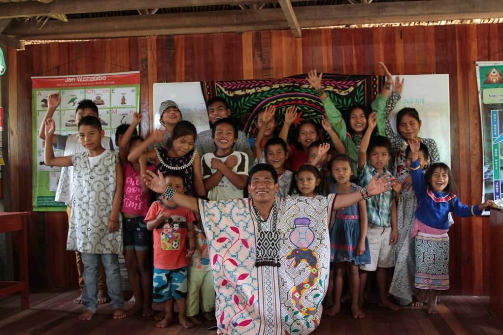 Maestro Luis with children of the Shipibo-Conibo community
